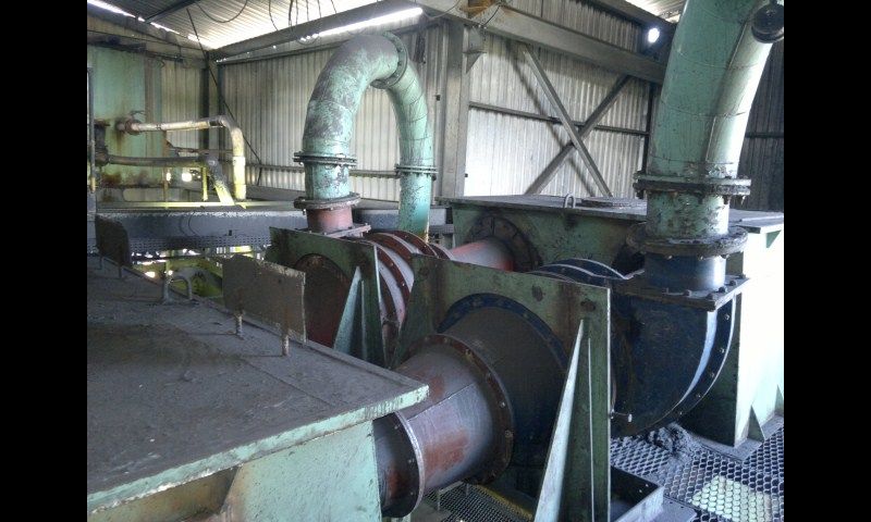 Tubulações revestidas em cerâmica instaladas em planta industrial